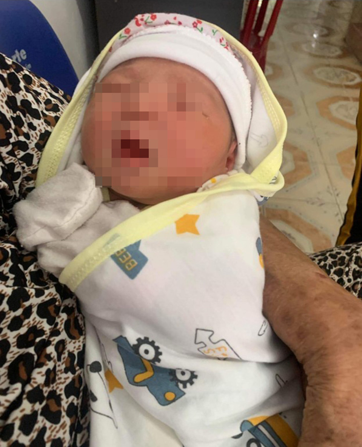 Bé gái sơ sinh bị bỏ rơi trước nhà hộ sinh ở TP Tuy Hòa - Ảnh 1.