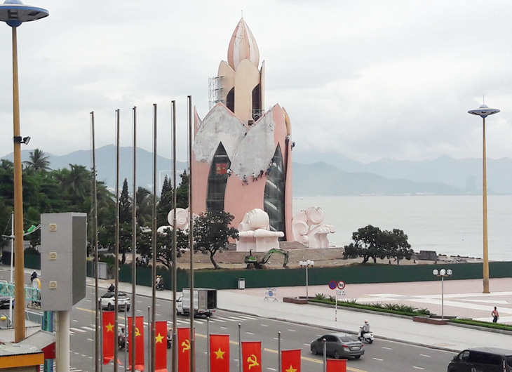 Lại sửa tại tháp Trầm Hương Nha Trang khiến người dân thắc mắc - Ảnh 1.