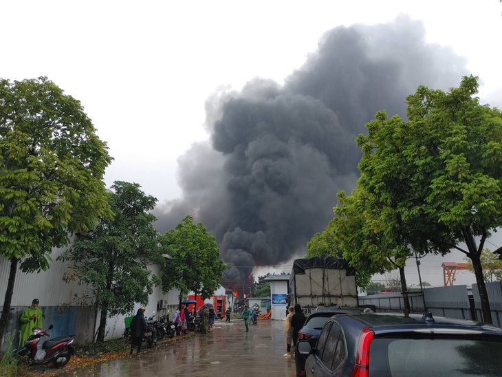 Cháy lớn tại quận Hà Đông, cột khói đen bốc cao hàng chục mét, một bảo vệ tử vong - Ảnh 3.