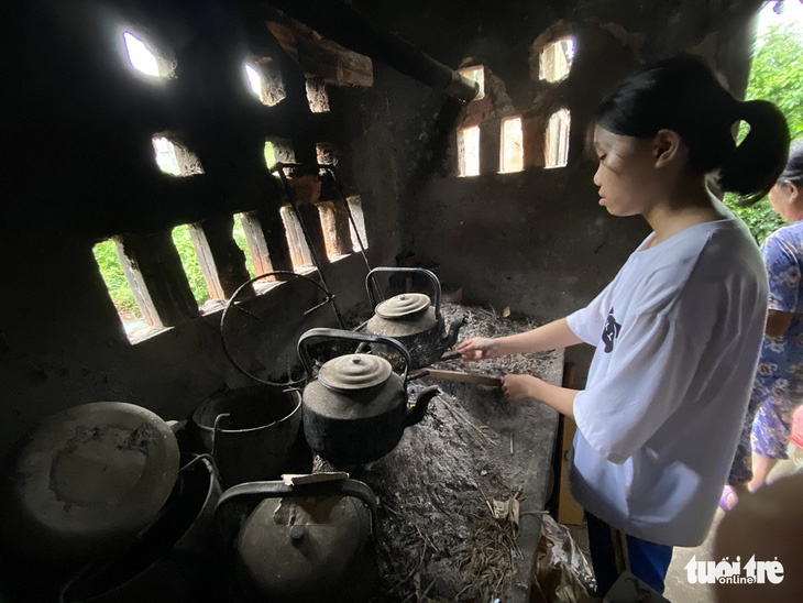 Cô bé vừa đi học, vừa quét chợ quê thành sinh viên đại học - Ảnh 4.