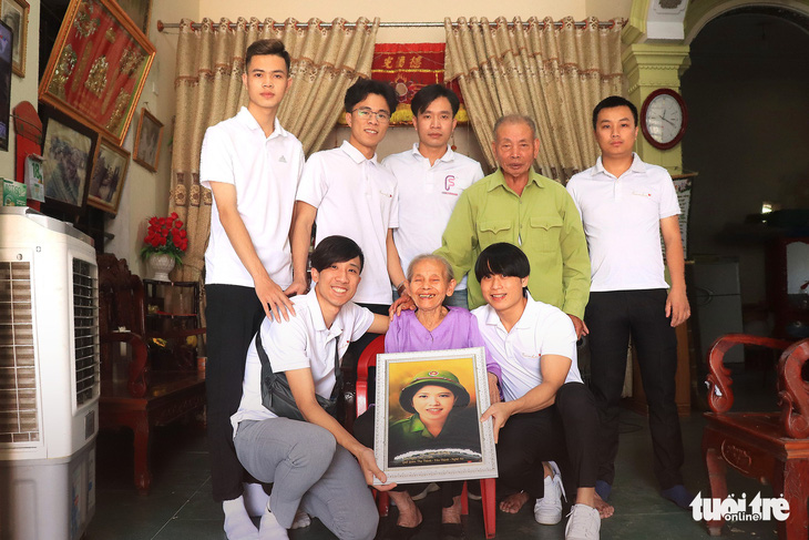Nhóm bạn trẻ phục dựng ảnh chân dung 13 liệt sĩ Truông Bồn - Ảnh 3.
