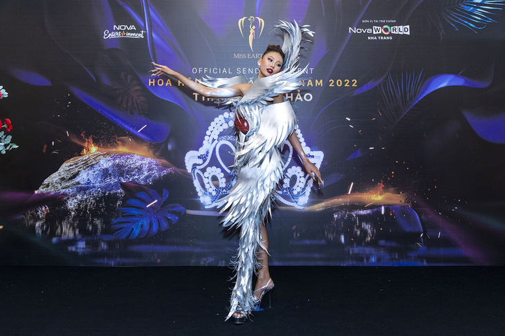 Thạch Thu Thảo mang thiết kế sếu đầu đỏ đến Hoa hậu Trái đất 2022 - Ảnh 2.