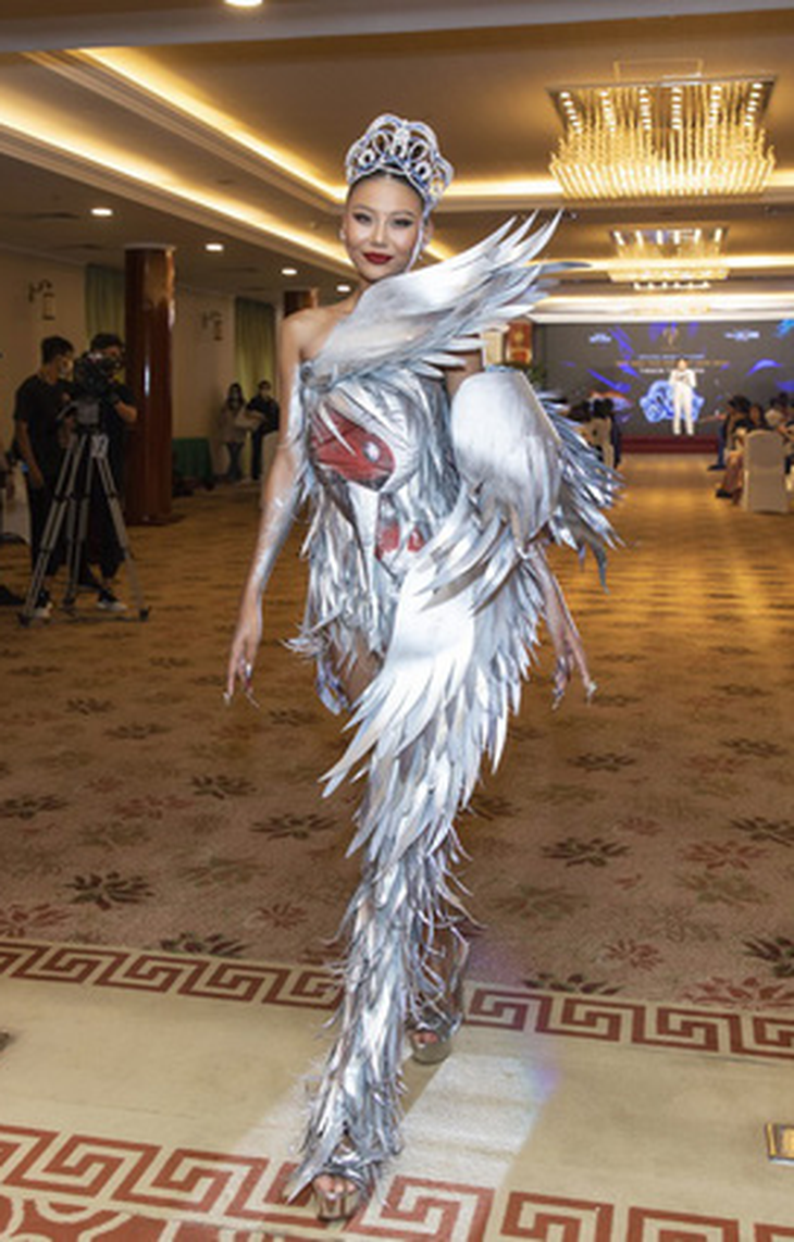 Thạch Thu Thảo mang thiết kế sếu đầu đỏ đến Hoa hậu Trái đất 2022 - Ảnh 4.