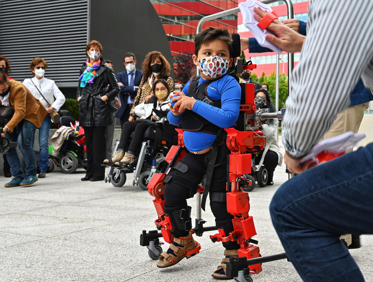 Áo giáp robot - món quà đặc biệt giúp trẻ bị liệt tự tin hơn - Ảnh 1.