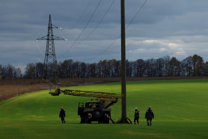 Các cơ sở năng lượng miền tây Ukraine trúng tên lửa, nhiều khu vực mất điện - Ảnh 1.