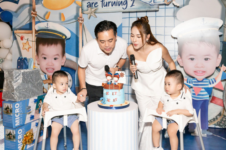 Dàn sao Việt lên ‘con tàu khổng lồ’ mừng sinh nhật cặp song sinh của Dương Khắc Linh, Sara Lưu - Ảnh 1.
