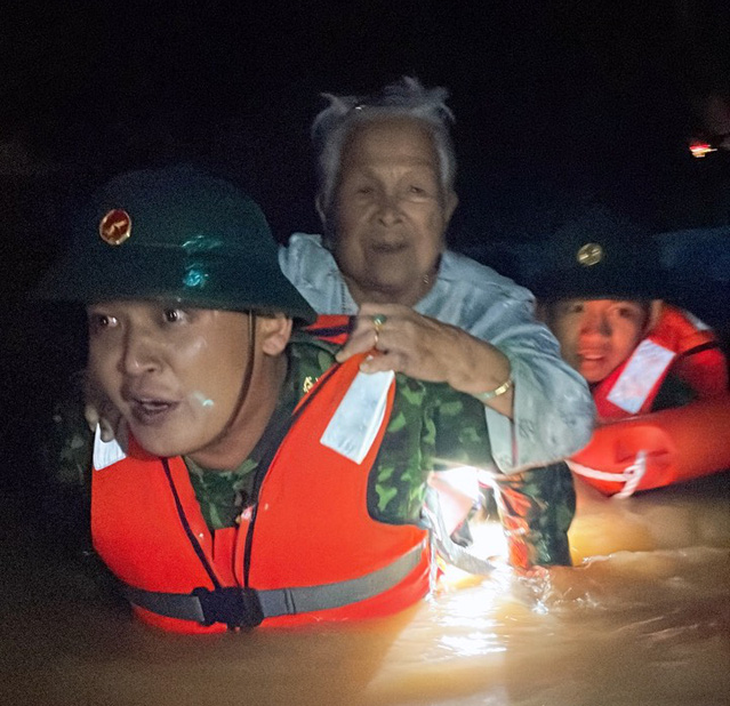 Duyên nợ bất ngờ trong đêm đại hồng thủy - Ảnh 4.