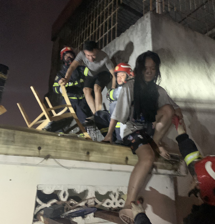 11 người được cứu từ nhà cháy trong hẻm ở Hà Nội - Ảnh 1.