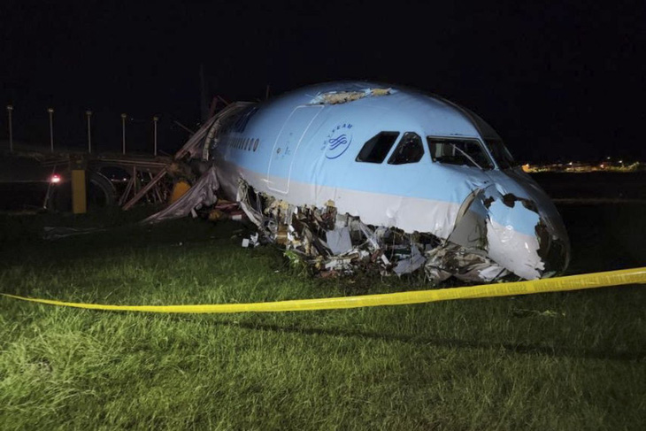 Máy bay chở 173 người trượt khỏi đường băng, vỡ nát phần mũi - Ảnh 2.