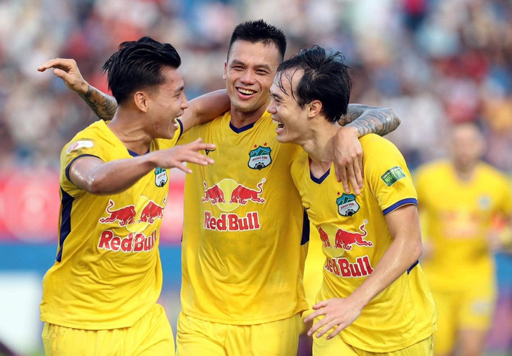 Bản quyền truyền hình V-League từ năm 2023 được FPT mua giá cao, bóng đá Việt Nam hưởng lợi - Ảnh 1.
