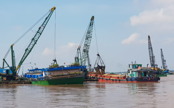 Nhộn nhịp mua bán cát Campuchia trên sông Tiền