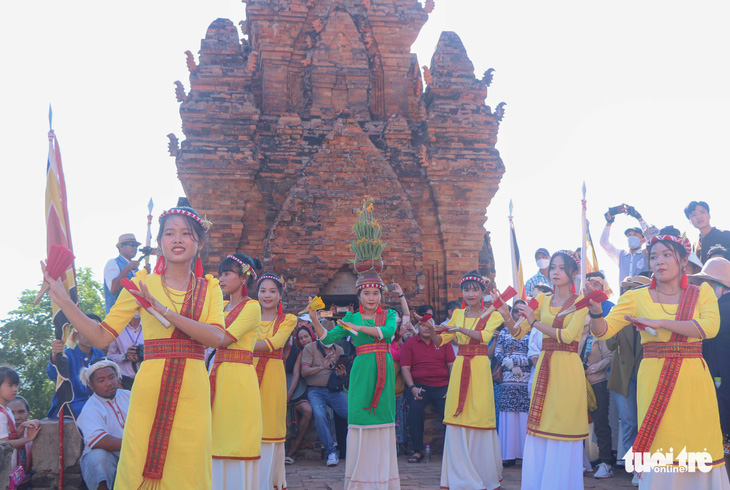 Rực rỡ sắc màu lễ hội Katê Ninh Thuận - Ảnh 5.