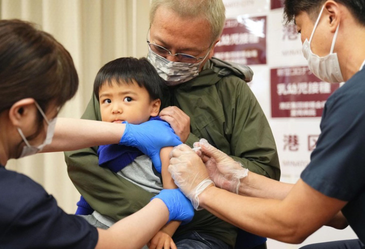Nhật Bản bắt đầu tiêm vắc xin COVID-19 cho trẻ dưới 5 tuổi - Ảnh 1.