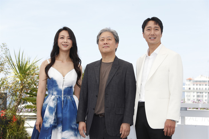Thang Duy vui mừng giành chiếc cúp thứ ba cho bộ phim Quyết tâm chia tay - Ảnh 2.