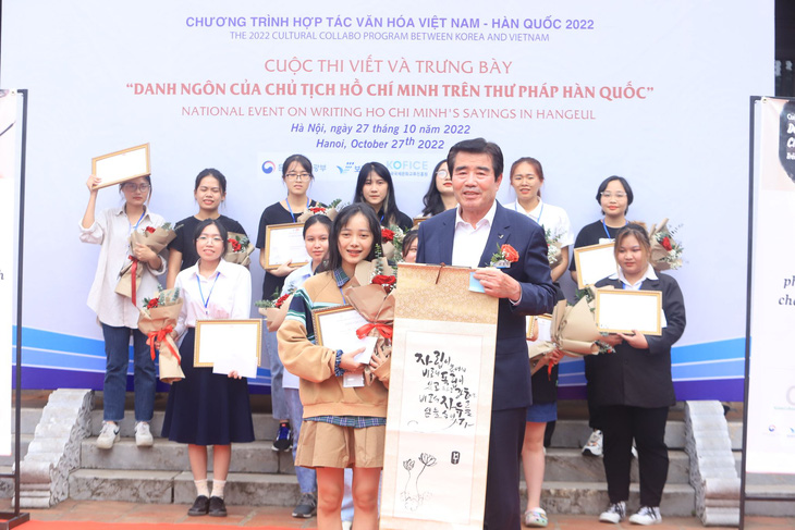 ‘Có tự lập mới độc lập, có tự cường mới tự do’ - bức thư pháp tiếng Hàn giành giải đặc biệt - Ảnh 1.