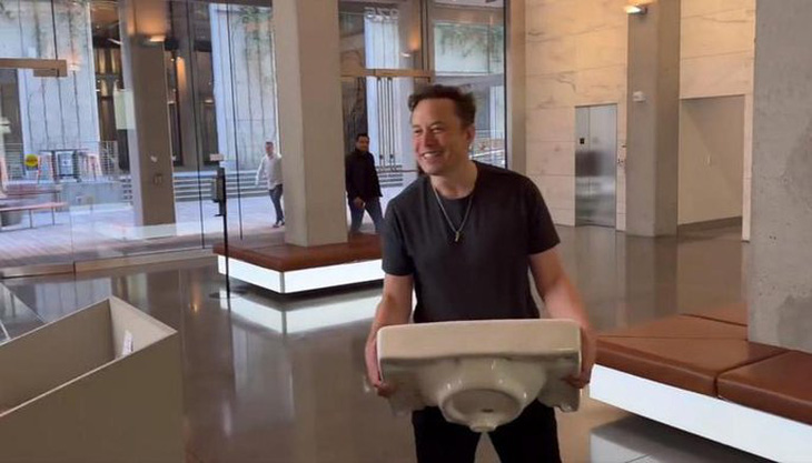 Elon Musk bưng bồn rửa đến văn phòng Twitter với nụ cười tươi - Ảnh 1.