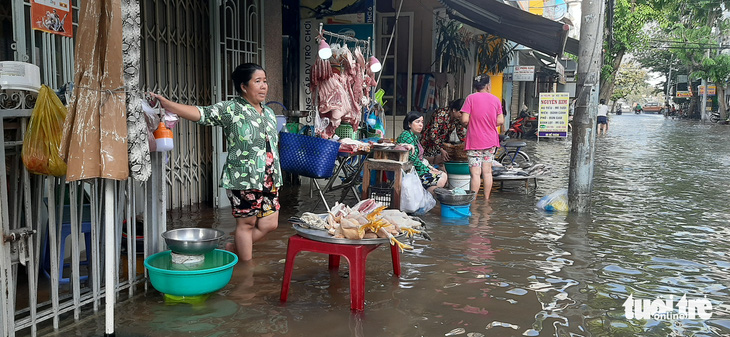 Người dân Cần Thơ lại khổ sở vì triều cường - Ảnh 1.