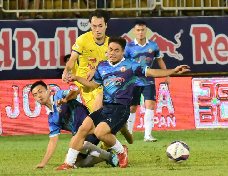 Sân Pleiku: Hoàng Anh Gia Lai vẫn chưa thắng, T. Bình Định phản ứng trọng tài dữ dội - Ảnh 1.