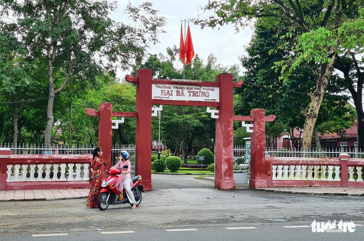 Hiệu trưởng ngôi trường xảy ra vụ cô giáo bị bẻ tay: ‘Tất cả đều có lỗi’ - Ảnh 1.