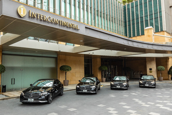 Mercedes-Benz Việt Nam bàn giao lô xe E180 cho khách sạn InterContinental Saigon - Ảnh 1.