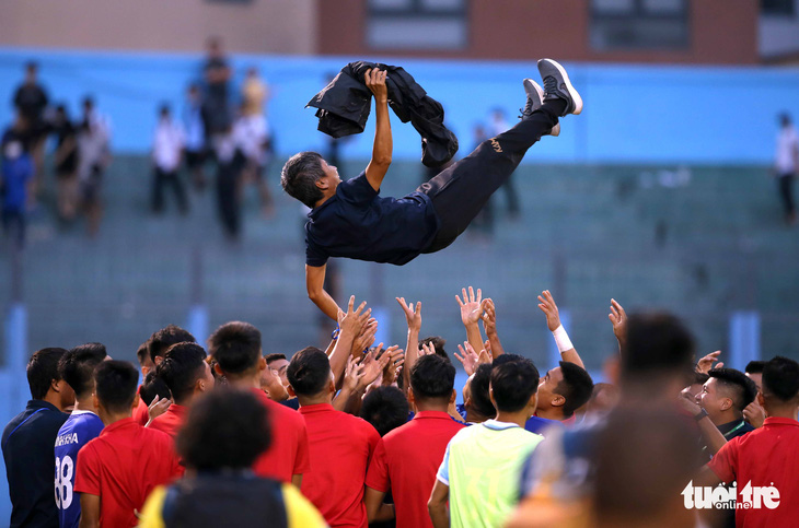 Tấn Tài bồi hồi khi Khánh Hòa trở lại V-League - Ảnh 1.