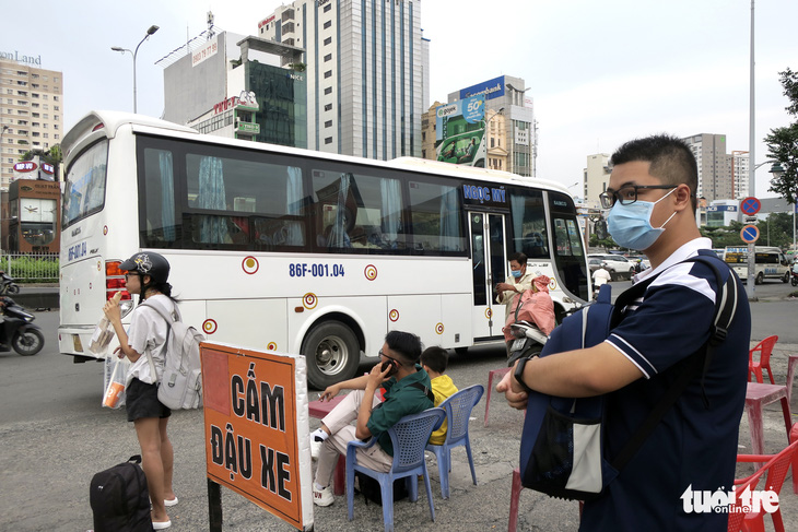 Dẹp xe dù, bến cóc: Chờ quận, huyện vào cuộc - Ảnh 1.