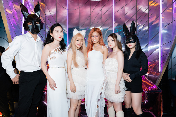 Dàn sao đình đám hóa trang Halloween đến chúc mừng Hoàng Yến Chibi ra mắt MV - Ảnh 4.