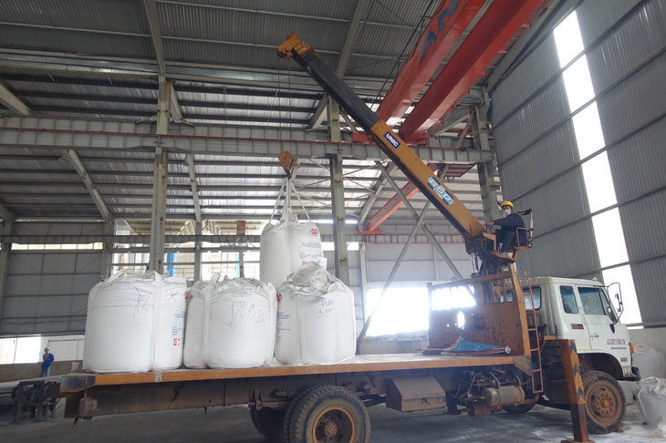 Sản phẩm alumin được chế biến tại nhà máy chế biến của TKV ở Đắk Nông - Ảnh: MAI VINH
