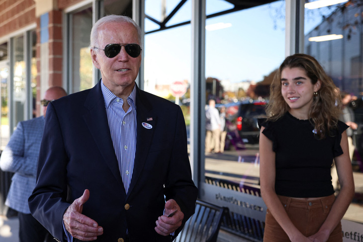 Ông Biden đi bỏ phiếu bầu giữa kỳ sớm ở quê nhà Delaware - Ảnh 1.