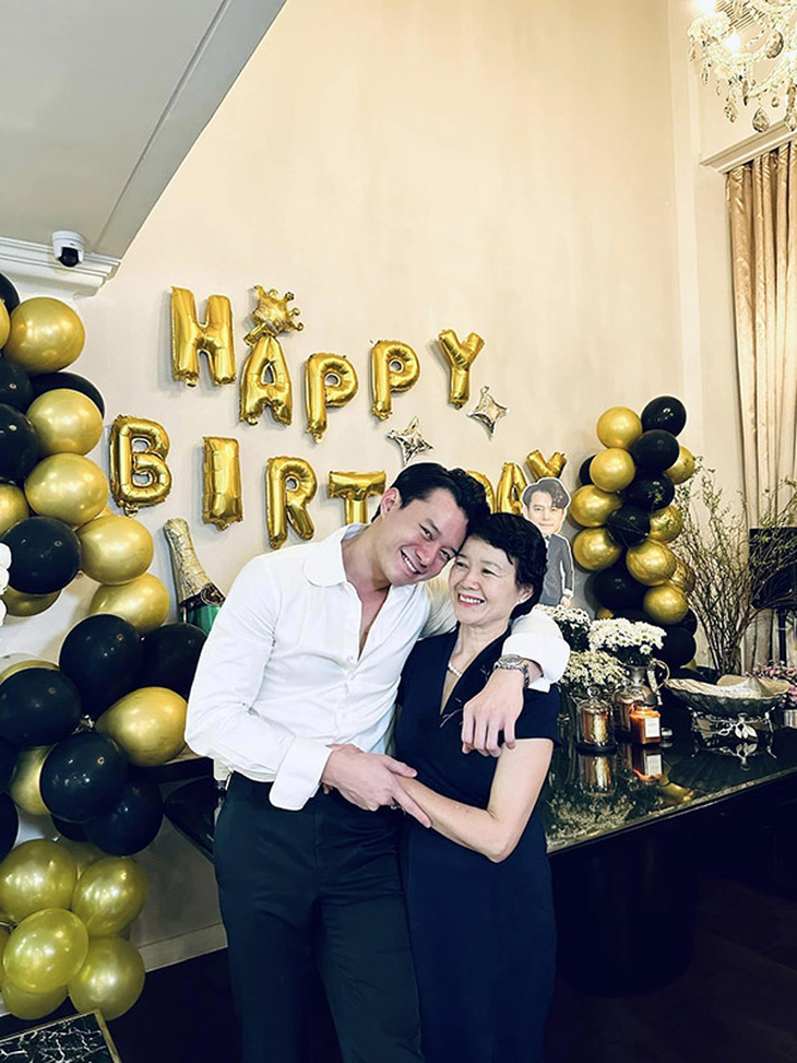 Anh Dũng nũng nịu bên bạn gái Trương Ngọc Ánh trong tiệc sinh nhật - Ảnh 4.