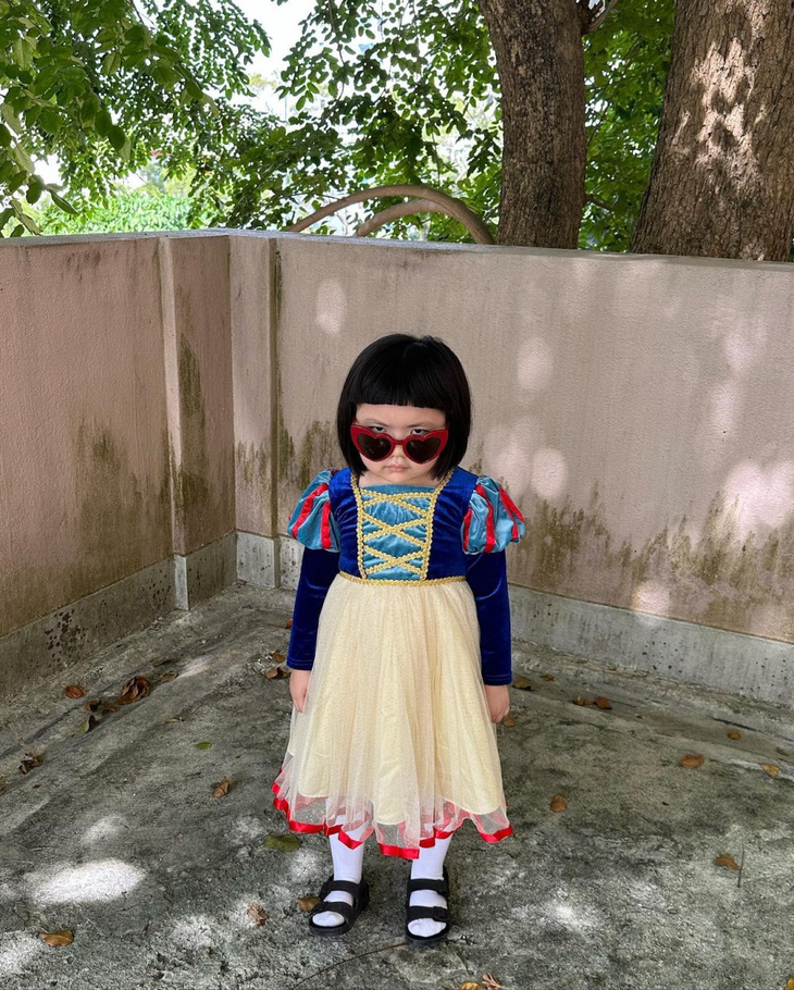 Bé gái 4 tuổi cosplay Halloween khiến netizen xứ Trung dậy sóng - Ảnh 1.