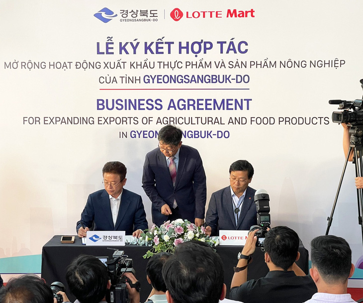 Tỉnh Gyeongsangbuk-do (Hàn Quốc) ký kết hợp tác với LOTTE Mart - Ảnh 1.
