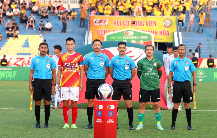 Tổ trọng tài người Thái Lan, Malaysia được mời làm nhiệm vụ tại vòng 23 V-League 2022 - Ảnh 1.