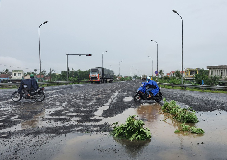 Quốc lộ 1 qua Phú Yên hư hỏng nặng: Sao đến mùa mưa mới sửa chữa? - Ảnh 1.