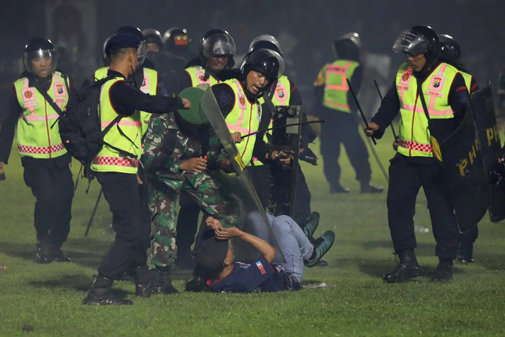 Liên đoàn Bóng đá Indonesia ra án phạt với Arema FC sau thảm kịch chết 125 người - Ảnh 1.