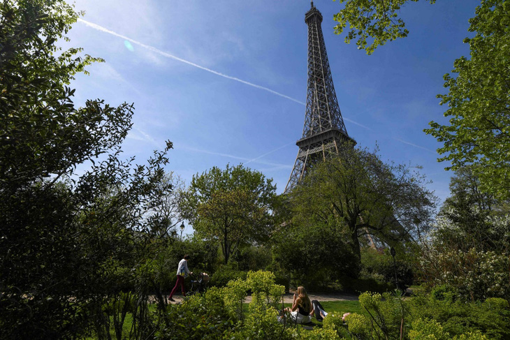 Pháp hủy bỏ kế hoạch chặt cây và xây cửa hàng dưới chân Tháp Eiffel - Ảnh 1.