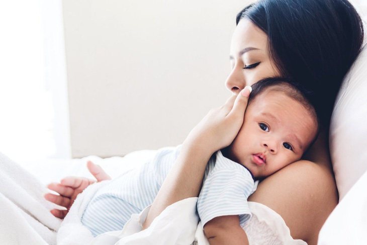 Khoa học chỉ cha mẹ cách dỗ ngủ em bé quấy khóc - Ảnh 2.