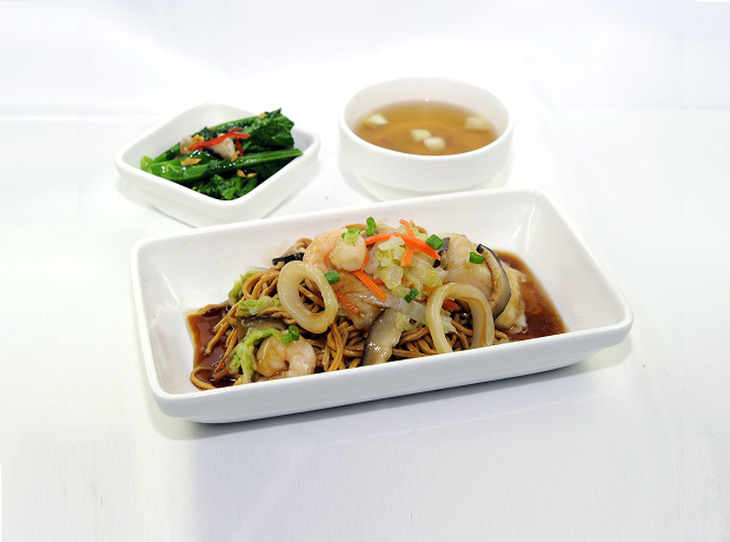Seafood Ee Fu Noodle, Kai Lan w Straw Mushroom, Marrow w Chicken Soup
