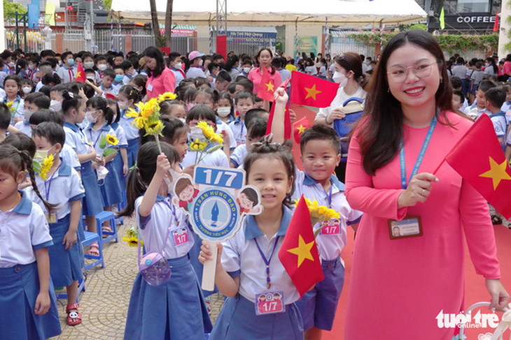 Phản hồi 6-10: Học sinh tiểu học ra về lúc 15h15: Lại đưa phụ huynh vào thế khó - Ảnh 4.