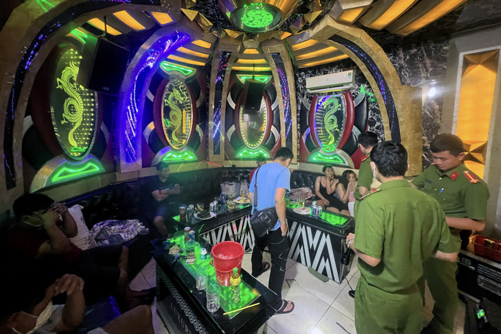 Công an Đồng Nai bắt thêm chủ quán karaoke tổ chức cho khách bay lắc - Ảnh 1.