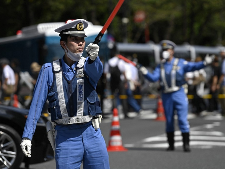 Trực thăng, cảnh sát Nhật được huy động khám xét chiếc cặp nghi có bom, phát hiện... sex toy - Ảnh 1.
