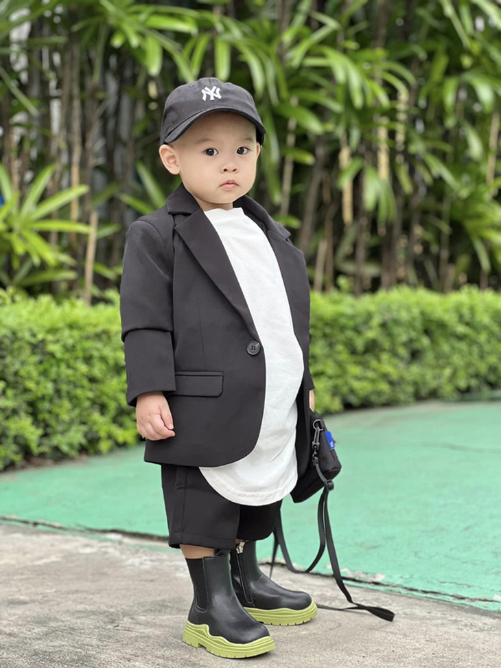 Con trai Quế Vân ăn diện sành điệu, ngầu như Fashionista nhí - Ảnh 6.