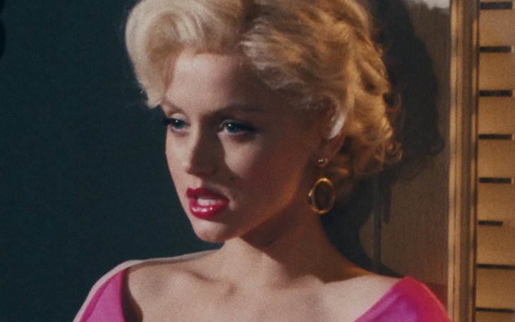 Nữ diễn viên hy sinh để ngực trần khi tái hiện Marilyn Monroe trong 