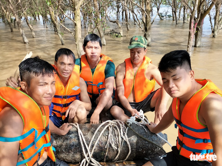 Phát hiện quả bom nặng 350kg còn nguyên ngòi nổ trên bãi biển Trà Vinh - Ảnh 1.