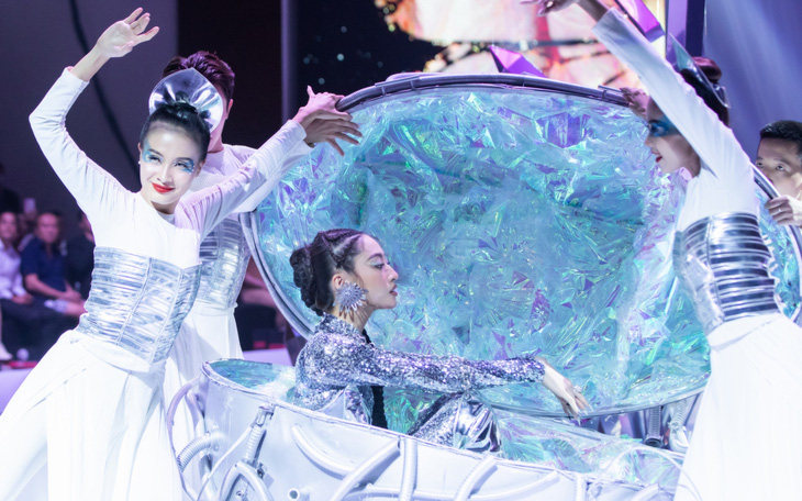Hoa hậu Lương Thùy Linh mạo hiểm diễn vedette ở độ cao 8 mét