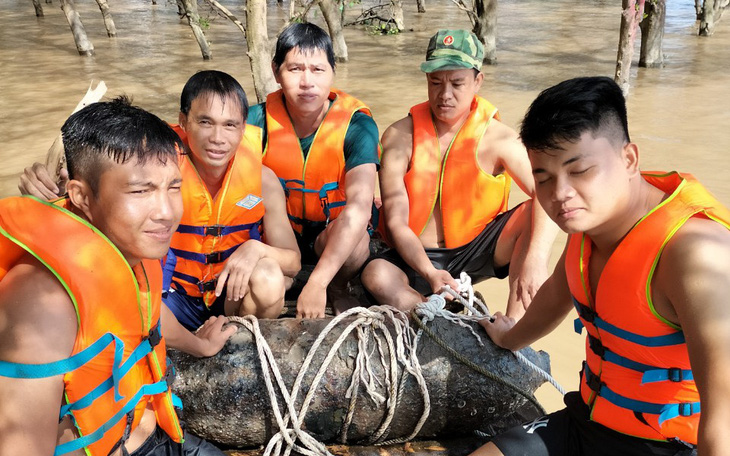 Phát hiện quả bom nặng 350kg còn nguyên ngòi nổ trên bãi biển Trà Vinh
