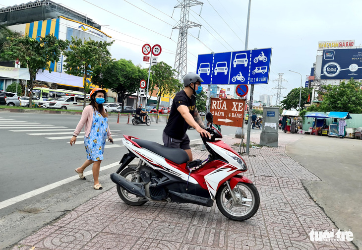 Vẫn khó mua xăng ở một số tuyến đường tại TP.HCM - Ảnh 1.