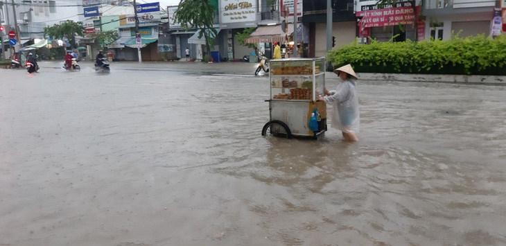 Mưa kéo dài đúng kỳ triều cường, nội ô TP Cần Thơ ngập nặng - Ảnh 1.