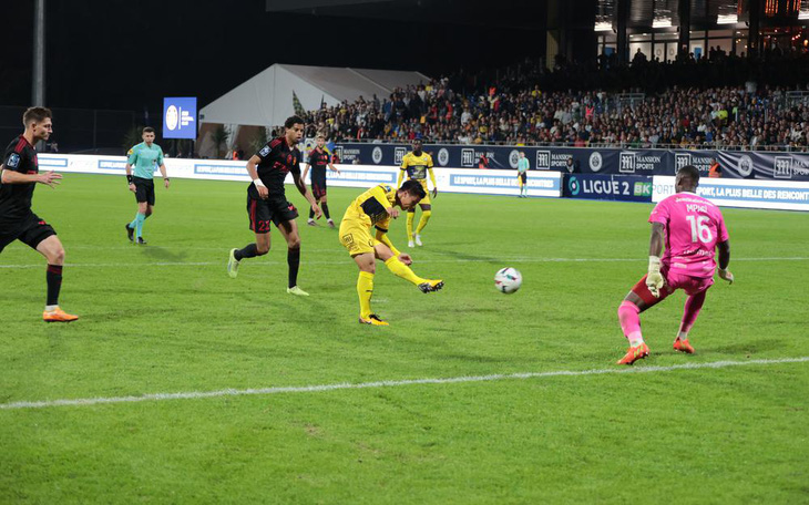 Quang Hải lần đầu ghi bàn ở Ligue 2, giúp Pau FC giữ lại 1 điểm - Ảnh 1.