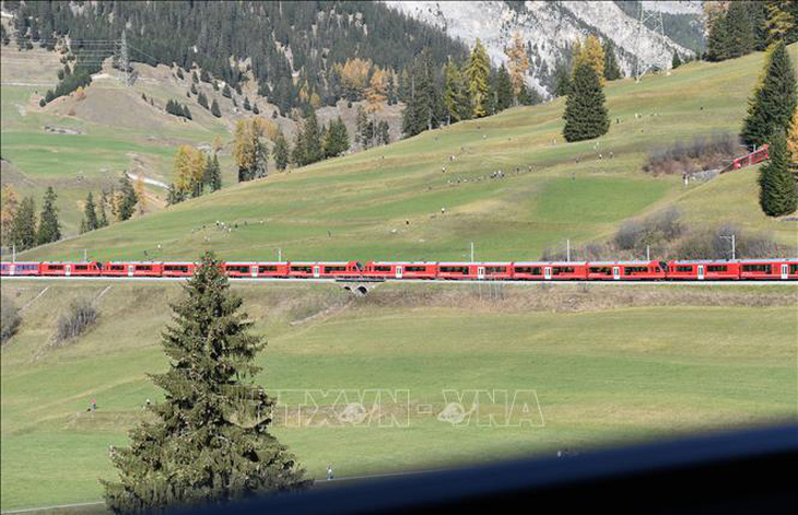 Thụy Sĩ lập kỷ lục đoàn tàu chở khách dài nhất thế giới - Ảnh 2.